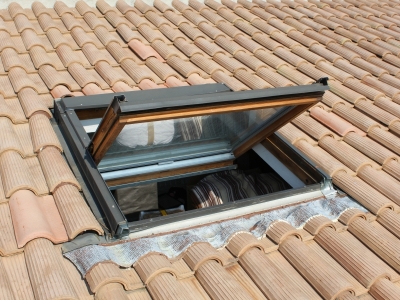 Ancienne fenêtre de toit à déposer et remplacer, Ucel Ardèche.JPG