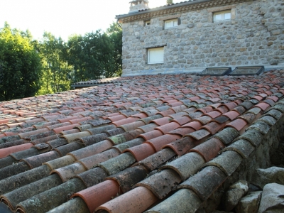 Ancienne toiture en tuiles canal à remplacer, avant les travaux de charpente et couverture.JPG
