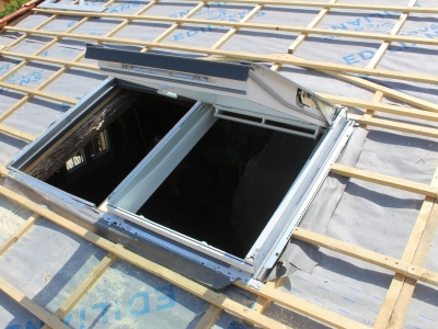 Après la pose d'une première fenêtre de toit VELUX Confort à projection en finition intérieur blanche EverFinish.JPG