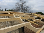 Photo Travaux de réfection de charpente bois, toiture pan unique avec demi-faîtage, réhabilitation d'un bâti ancien (dépendance) à Aubenas