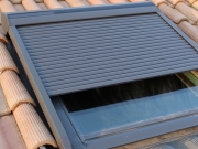 Photo Remplacement d'une fenêtre de toit et pose d'un volet roulant solaire VELUX® à Ucel