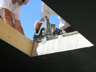 Découpe du panneau de toiture isolant trilattePLUS plâtre pour le montage d'une fenêtre de toit à Genestelle, bassin d'Aubenas.JPG