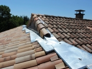 Photo Réalisation sur mesure d’un faîtage monopente, à Saint Privat, dans le cadre d’une rénovation de toiture en tuiles isolée par l’extérieur