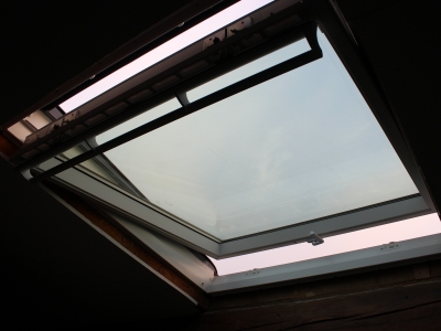Fenêtre à projection VELUX avec double système d'ouverture et en Finition blanche EverFinish pour un entretien facilité.JPG
