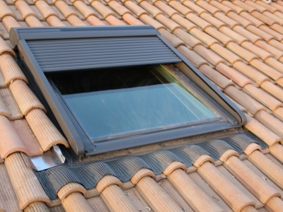 Fenêtre de toit manuelle à projection VELUX Tout Confort avec bavette de raccordement et couloir, Ucel bassin d'Aubenas.JPG