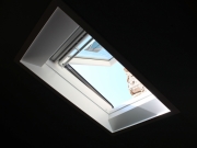 Photo L’aménagement d’une nouvelle pièce à vivre sous les combles avec une fenêtre de toit Tout Confort et  la solution d’habillage intérieur prête à l’emploi de VELUX®, à Genestelle