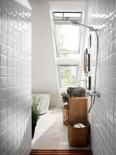 Salle de bain avec la combinaison de 2 fenêtres superposées VELUX DUO
