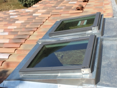 Sous costières en zinc réalisées sur mesure pour relever les fenêtres de toit Velux, Chagnol Vincent Installateur Conseil VELUX à Aubenas.JPG