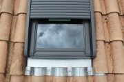 Photo Remplacement d'une fenêtre de toit et pose d'un volet roulant solaire VELUX® à Saint Julien du Serre